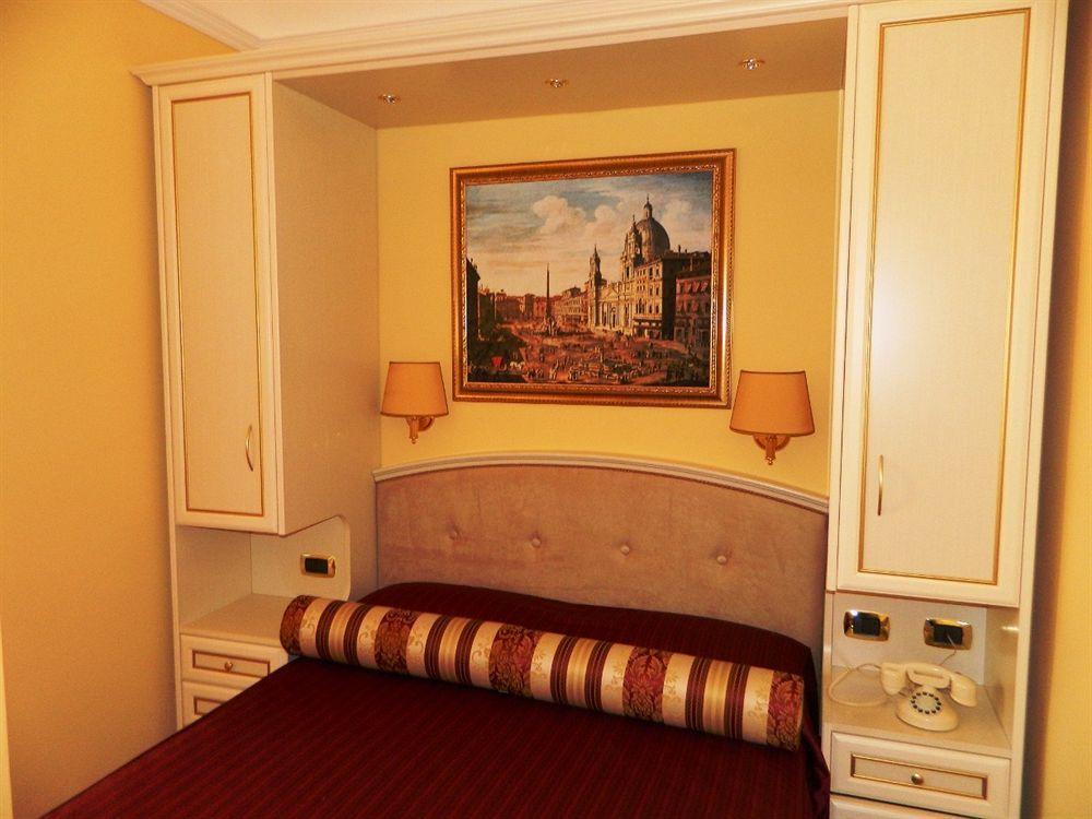 Отель Relais Frattina Рим Экстерьер фото