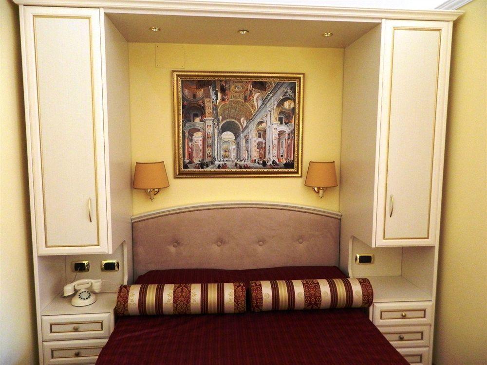 Отель Relais Frattina Рим Экстерьер фото