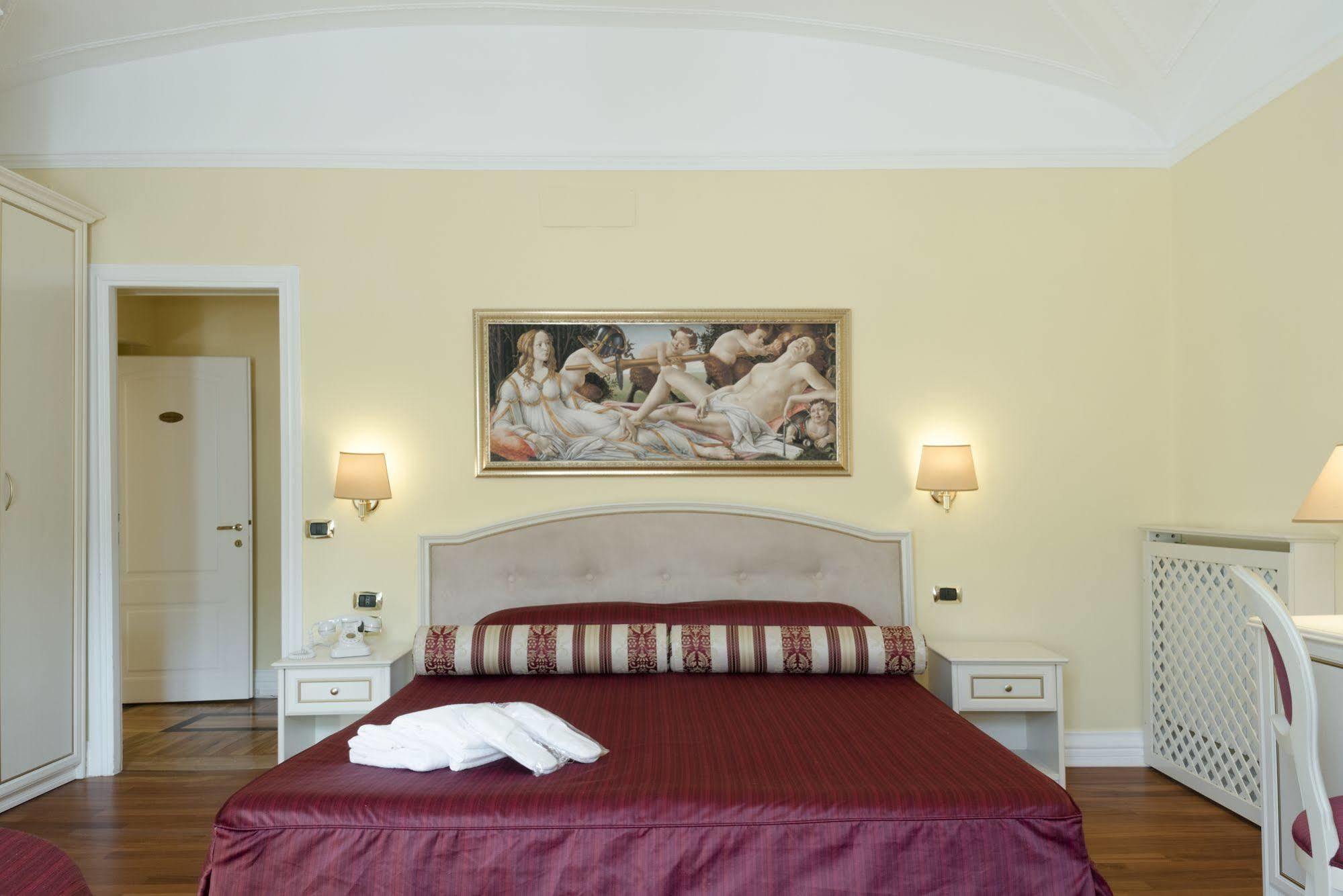 Отель Relais Frattina Рим Экстерьер фото